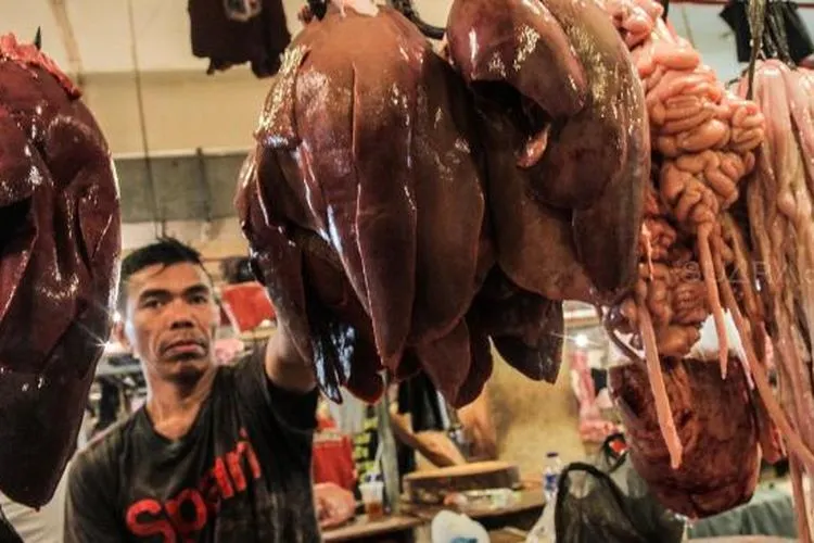 Sebagai ilustrasi, suasana pusat penjualan daging Babi di Pasar Senen, Jakarta Pusat, Sabtu (12/1). [Suara.com/Fakhri Hermansyah]