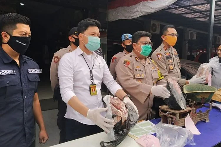 Daging sapi yang dioplos daging celeng disita polisi sebagai barang bukti kejahatan. (Ayobandung/Tri Junari)
