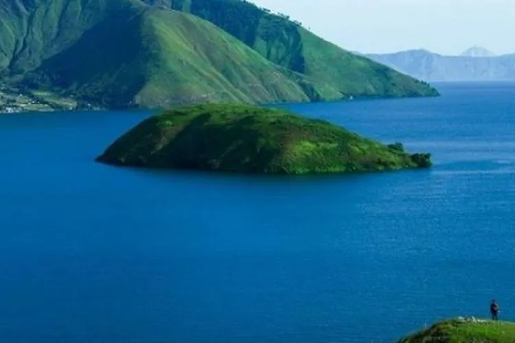 Pemandangan Danau Toba dari Bukit Pangururan. (Suara.com/Silfa Humairah)