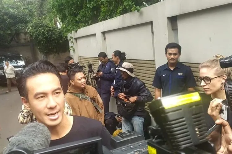 Daniel Mananta sesaat melayat Ashraf Sinclair di Pejaten Barat, Jakarta, Selasa (18/2/2020). (Republika/Zainur Mahsir Ramadhan)