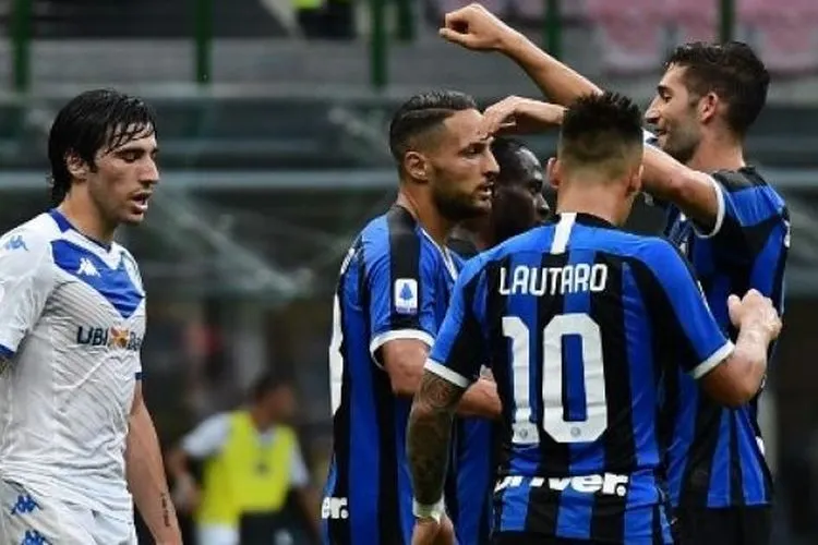 Bek Inter Milan Danilo D'Ambrosio (tengah) merayakan golnya ke gawang Brescia bersama rekan setimnya dalam lanjutan Liga Italia di Giuseppe Meazza. Miguel MEDINA / AFP