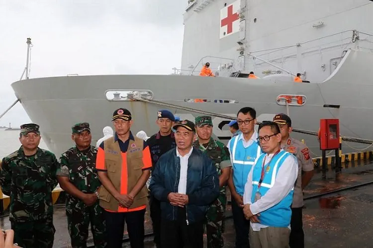 Komandan Lantamal III Brigjen TNI (Mar) Hermanto bersama  Menteri PMK, Kepala BNPB, Menteri Kesehatan, Menteri Perhubungan, Kas Kogabwilhan 1, Pangkoarmada 1, Danlantamal III, Danlanal Cirebon dan Wadirut PLN serta pegawai Kementerian Luar Negeri. (Dispen Lantamal III)