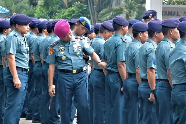 Komandan Lantamal III Jakarta Brigadir Jenderal TNI (Mar) Hermanto sidak atribut prajurit saat apel pagi, Senin (20/1/2020) (Dispenal Lantamal III)