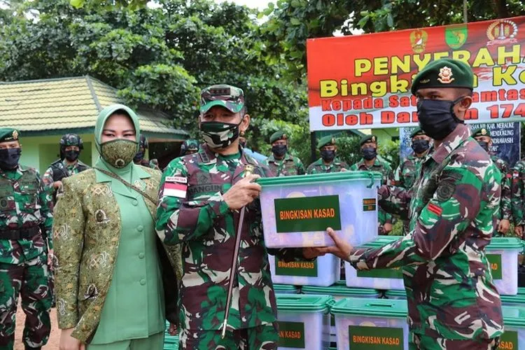 Komandan Korem (Danrem) 174/ATW Kolonel Inf Bangun Nawoko bersama istri, Rany Nawoko menyerahkan bingkisan KSAD kepada prajurit Pamtas RI-PNG