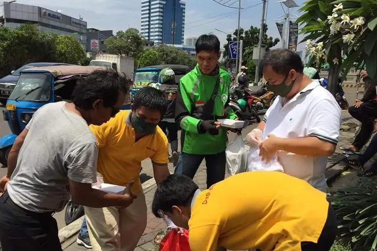 Aksi sosial untuk membantu para pekerja harian yang terdampak wabah COVID-19 dilakukan Dapoer Kasih, yang membuka usaha di Mangga Dua Square, dengan membagikan makanan siap saji dan bergizi secara gratis kepada para pengendara ojek online dan kalangan pekerja harian di Jalan Gunung Sahari Raya, Jakarta.