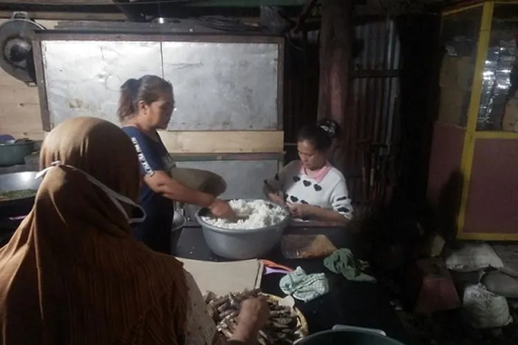 Dapur umum di RT 011/RW 014, Kelurahan Rawamangun, Kecamatan Pulogadung, Jakarta Timur,