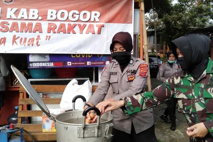 Dapur umum di Polres Kabupaten Bogor membagikan 500  nasi bungkus  perhari. ist