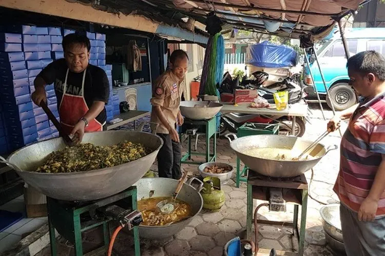Dapur Umum Dinas Sosial DKI Jakarta untuk para korban banjir. (Akurat.co)
