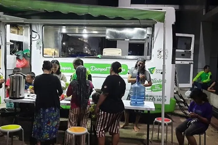 Sejumlah korban yang menempati pengungsian di Masjid Borobudur, Cipinang Melayu, mendapatkan pelayanan Dapur Keliling (Darling) yang dibuka oleh tim DMC Dompet Dhuafa. (Dok. Dompet Dhuafa)