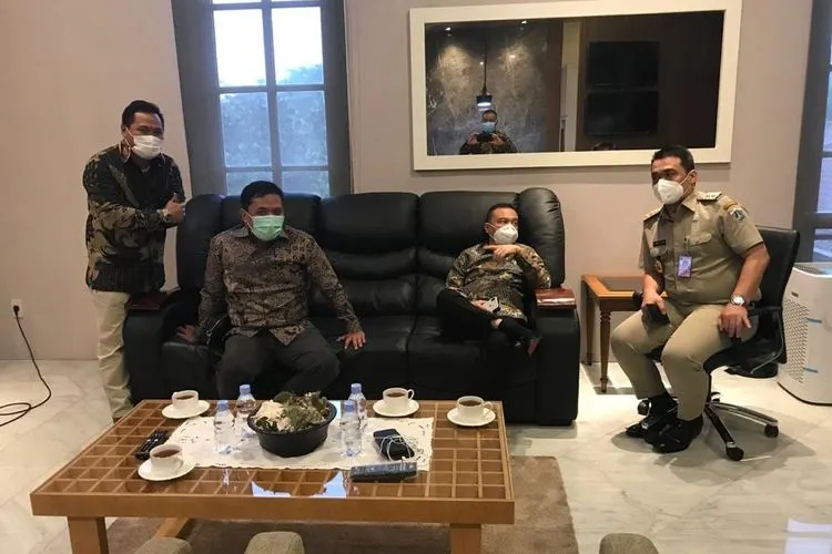 Dua Wakil Ketua Umum Partai Gerakan Indonesia Raya (Gerindra) yakni Habiburokhman (kedua kiri) dan Sufmi Dasco Ahmad  (kedua kanan) dan menemui Wakil Gubernur DKI Jakarta A. Riza Patria (kanan) di Balai Kota, 25 Januari 2021/twitter @habiburokhmanJktTimur