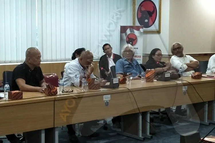 David Karo menangis saat menyampaikan aspirasinya dalam menolak hotel di TIM dihadapan Anggota Fraksi PDIP DPRD DKI Jakarta (Ayojakarta.com - Aprilia Rahapit)