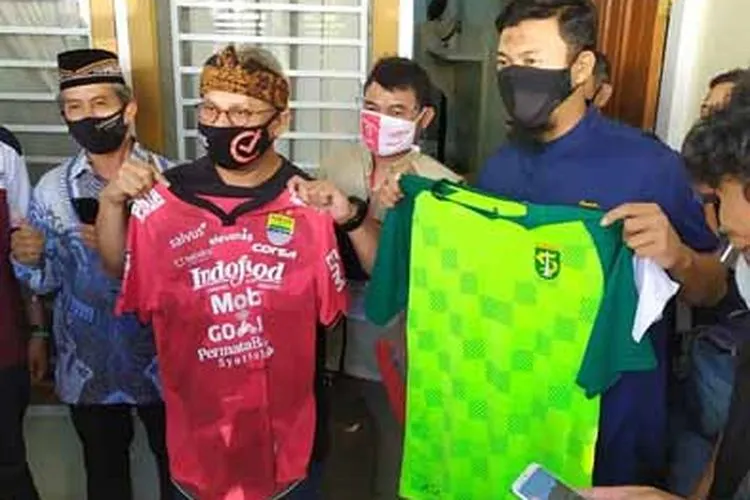 Ketua KPU RI Arief Budiman mendatangi rumah kiper Persib Bandung, Deden Nathsir, Minggu (19/7/2020). (Ayobandung/Eneng Reni)