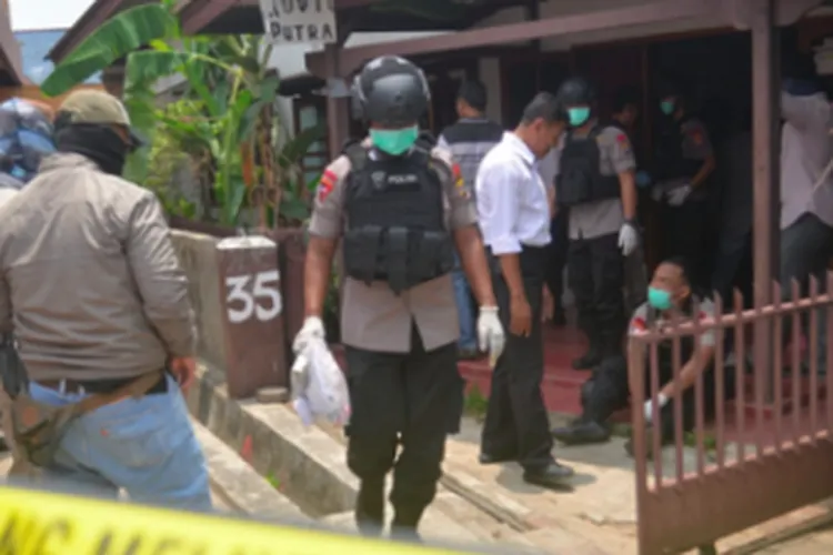 Tim Densus 88 mengamankan bahan peledak dari rumah SRF, salah satu terduga teroris/radarlampung