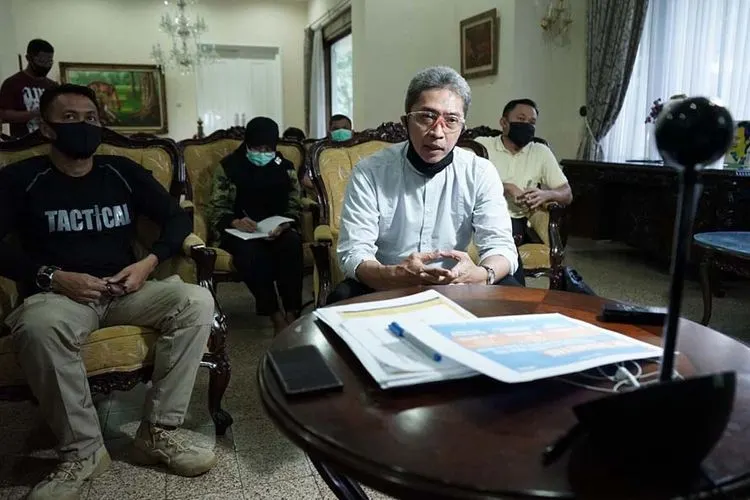 Wakil Wali Kota Bogor, Dedie A Rachim memberikan bantuan terdampak Covid-19. (Ayobogor/Husnul Khatimah)