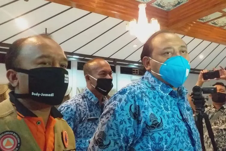 Wali Kota Tegal Dedy Yon Supriyono didampingi wakilnya saat memberikan keterangan kepeda sejumlah awak media, Jumat (17/4/2020).(Ayotegal.com/Lilisnawati)