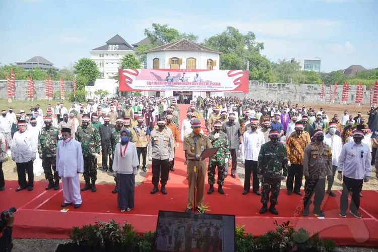 Gubernur Jawa Tengah, Ganjar Pranowo membacakan deklarasi bersama dalam acara Silaturahmi Kebhinekaan dan Doa Bersama di Benteng Vastenburg, Kota Solo, Senin (7/9/2020). (Ayosemarang/Budi Cahyono)