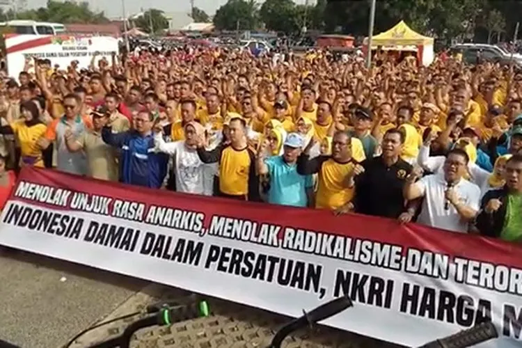 Forum Komunikasi Pimpinan Daerah (Forkopimda) Kabupaten Bogor, Jawa Barat, bersama masyarakat melaksanakan deklarasi damai di Stadion Pakansari, Cibinong, Kabupaten Bogor, Jumat (18/10/2019)/Antara