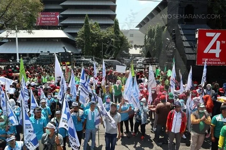 Buruh Jawa Tengah Menolak Revisi UU Ketetenagakerjaan di depan gedung DPRD Jawa Tenga, Rabu (2/10/2019). (Ayosemarang.com/Kemmy Wijaya)