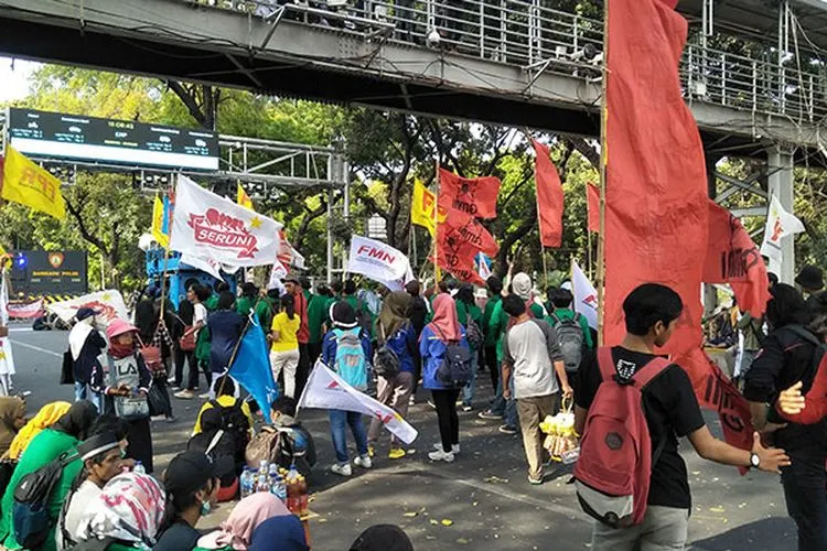 Massa aksi di depan kantor Kemenko Polhukam, Jakarta, Senin (30/9/2019)/Ayojakarta.com