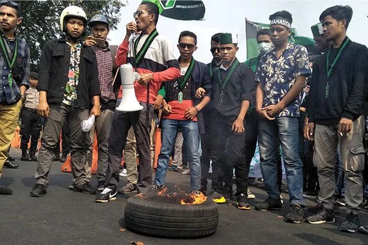 Aksi bakar ban massa HMI se-Jakarta di depan Istana Negara, Jakarta Pusat, Senin (23/9/2019)/Ayojakarta.com