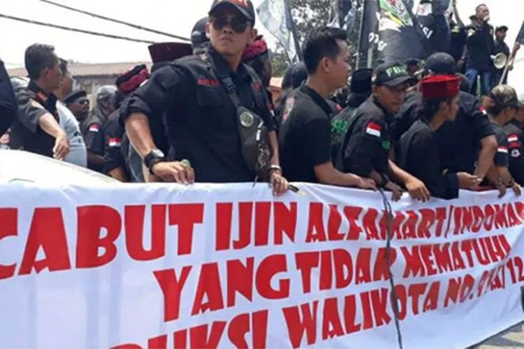 Demo ormas minta jatah kelola parkir minimarket di Bekasi/Vivanews
