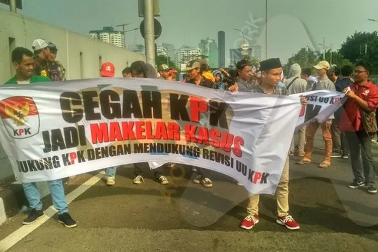 Massa buruh penolak Rancangan Undang-undang Cipta Kerja atau Cilaka di RUU Omnibus Law tetap berdemo di tengah wabah virus corona di Indonesia. (Suara.com/Nurul)