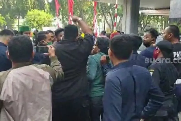 Penampakan unjuk rasa mahasiswa penolak reklamasi Ancol di gedung DPRD DKI yang berujung ricuh. (Suara.com/Fakhri).