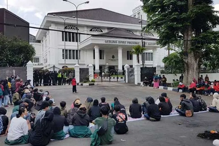 Massa aksi unjuk rasa masih berkumpul di sekitar Gedung DPRD Provinsi Jawa Barat. (Ayobandung/Fichri Hakiim)
