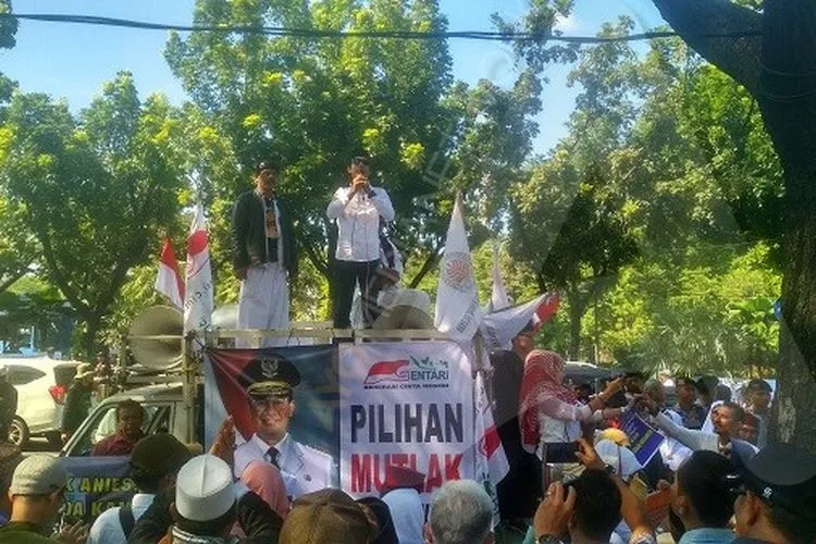 Demonstrasi pendukung Gubernur Anies Baswedan dari Ormas Bang Japar di Kompleks Balai Kota, Jakarta Pusat, mendukung Gubernur Anies Baswedan melanjutkan kepemimpinannya di DKI. Di waktu dan lokasi berdekatan, ada juga aksi massa yang menuntut Anies mundur dari DKI 1. (Ayojakarta.com/Ayojakarta.com)