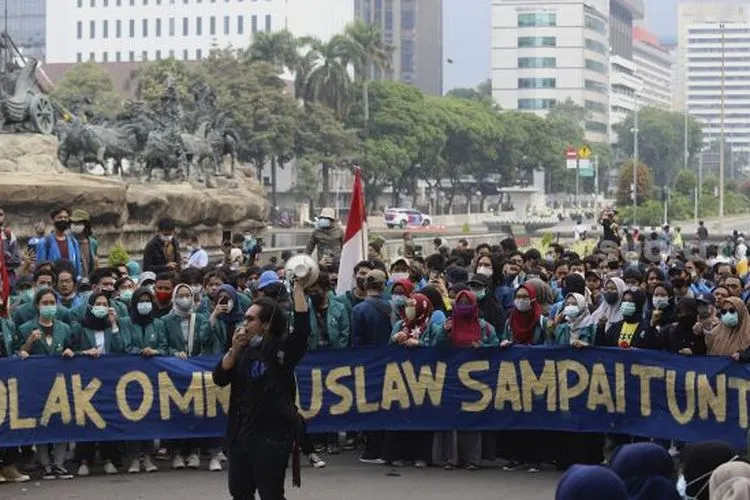Seorang mahasiswa yang tergabung dalam Badan Eksekutif Mahasiswa Seluruh Indonesia (BEM SI) berorasi saat menggelar aksi unjuk rasa di kawasan Patung Kuda, Jakarta, Jumat (16/10/2020). [Suara.com/Angga Budhiyanto]