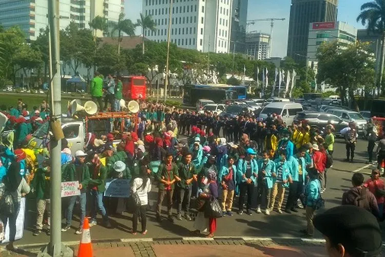 Ratusan mahasiswa dari BEM SI demo tuntut Presiden Jokowi terbitkan Perppu KPK/Ayojakarta.com