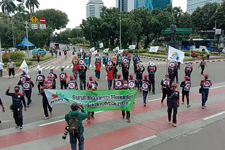 Ratusan buruh yang tergabung dalam Konfederasi Serikat Pekerja Indonesia (KSPI) melakukan unjuk rasa di Mahkamah Konstitusi (MK)  dan serentak di 24 provinsi lain pada Rabu (16/12/2020)/KSPI
