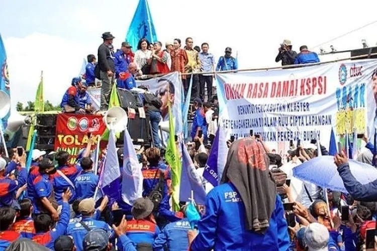 Massa buruh menggelar unjuk rasa menolak pengesahan draf Omnibus Law Cipta Kerja di depan Gerbang Utama Gedung DPR RI, Senayan, Jakarta Pusat, Rabu (12/2/2020). (Ayojakarta.com/Hendy Dinata)