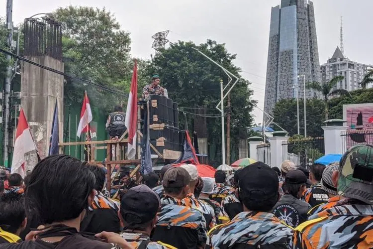 Massa dari sejumlah organisasi menggelar demo menolak Omnibus Law RUU Cipta Kerja dan RUU HIP di sekitar kompleks parlemen RI, seiring dengan penyampaian sikap Pemerintah terkait RUU HIP yang disampaikan oleh Menko Polhukam Mahfud MD. Kamis (16/7/2020). Foto: Republika/Arif Satrio Nugroho