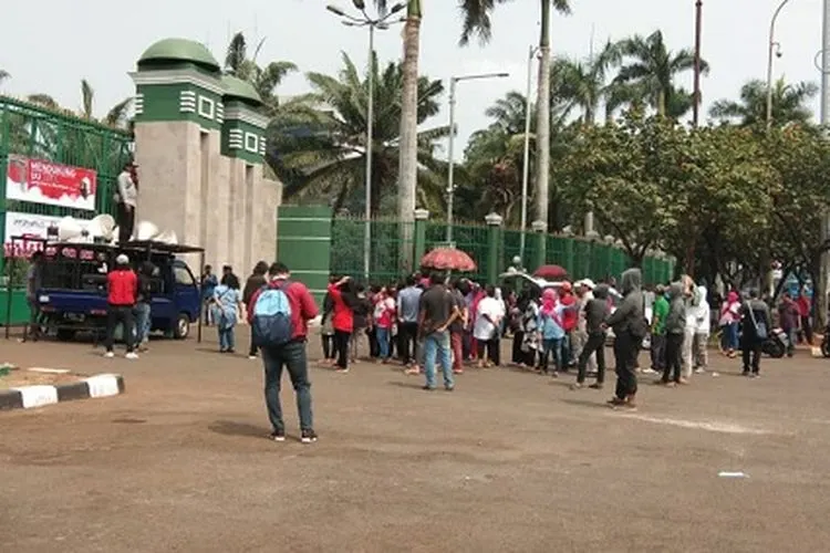 Demonstrasi berlangsung di depan gerbang Kompleks Parlemen, Senayan, Jakarta, Senin siang (23/9/2019)/TMC Polda Metro Jaya