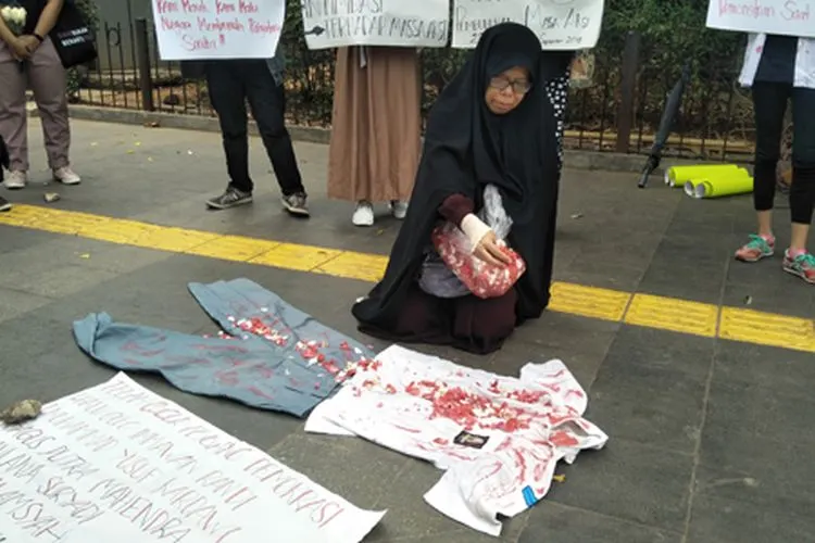 Solidaritas Emak-Emak saat menggelar aksi tabur bunga di halaman Polda Metro Jay, Minggu (13/10/2019)/Ayojakarta.com