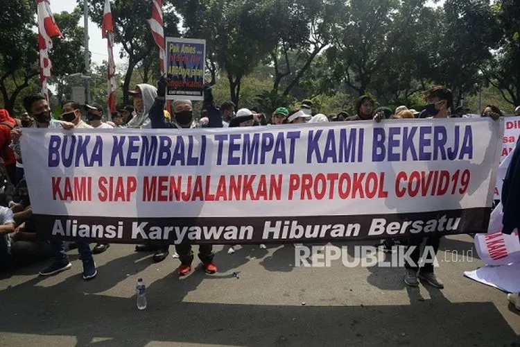Sejumlah massa yang tegabung dalam aliansi karyawan hiburan dan pengusaha hiburan Jakarta melakukan aksi di depan Balaikota, Jakarta, Selasa (21/7/2020). Dalam aksinya mereka menuntut pemprov DKI Jakarta segera membuka tempat hiburan, Alasanya karyawan tempat hibuan mengalami krisis ekonomi karena tidak bekerja selama pandemi Covid-19.Prayogi/Republika.