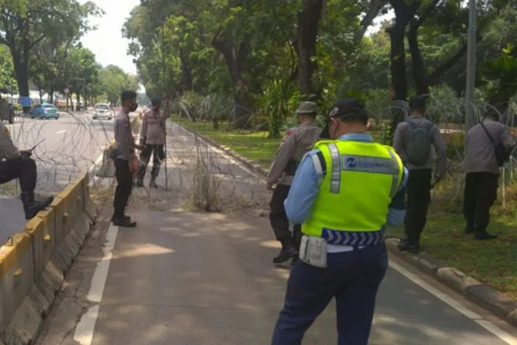 Polisi memasang kawat berduri untuk melakukan pengamanan di jalur Transjakarta / beritajakarta.id