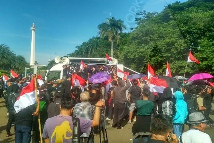 Massa Jakarta Bergerak yang menggelar unjuk rasa menuntut pengunduran diri Gubernur Jakarta, Anies Baswedan, membubarkan diri dari area Patung Kuda, Jakarta Pusat. (Ayojakarta.com/Hendy Dinata)