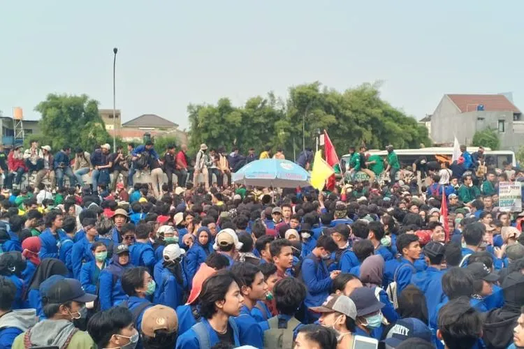 Suasana unjuk rasa ribuan mahasiswa dari Jakarta dan daerah-daerah lain di depan Gedung DPR RI, Senayan, Jakarta Pusat, pada Selasa 24 September 2019/Ayojakarta.com