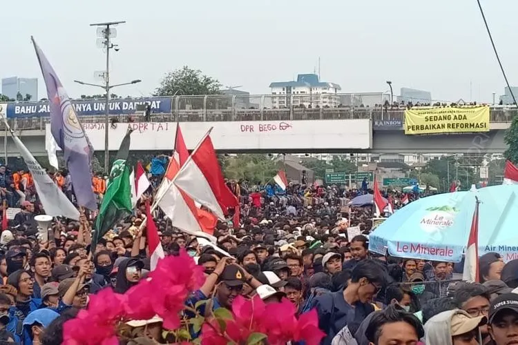 Demonstrasi ribuan mahasiswa di depan Gedung DPR RI, Senayan, Jakarta, Selasa (24/9/2019)/Ayojakarta.com