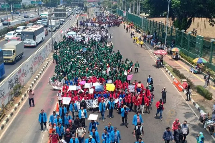 Massa mahasiswa memadati Jalan Gatot Subroto depan Kompleks Parlemen RI, Senayan, Jakarta Pusat pada Selasa lalu (24/9/2019)/Ayojakarta.com