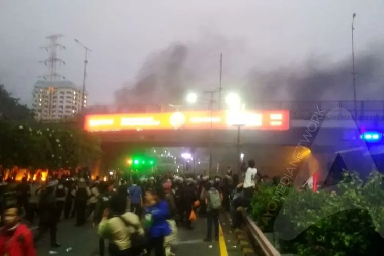 Ilustrasi - kerusuhan mengakhiri demonstrasi ribuan mahasiswa yang berunjuk rasa di depan Gedung DPR RI, Jakarta, pada Selasa (24/9/2019), sehari sebelum Yadi dinyatakan tewas dengan status perusuh/Ayojakarta.com