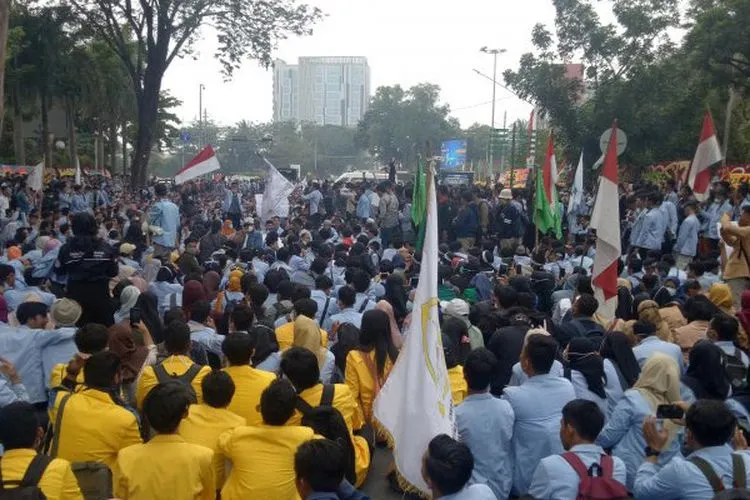 Ribuan mahasiswa memblokade jalan POM IX di depan Kantor DPRD Sumatera Selatan, Palembang, Selasa (24/9/2019)/Antara