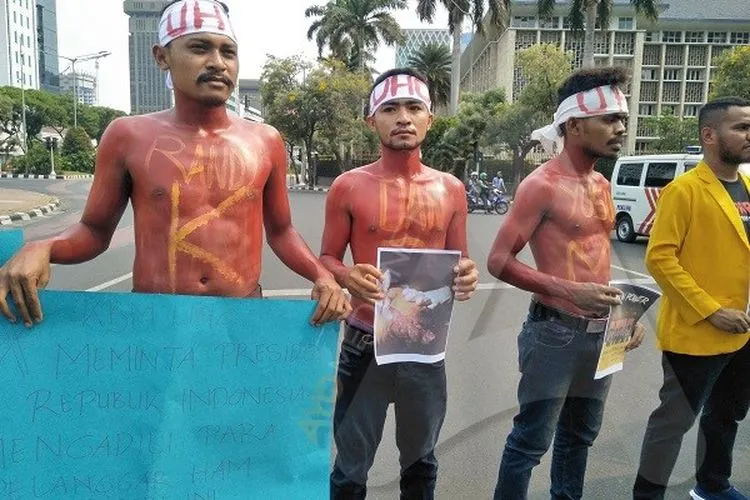 Mahasiswa dari Universitas Halu Oleo, Kendari menuntut pemerintah mengusut tuntas kematian dua rekan mereka, Randi dan Yusuf/Ayojakarta.com