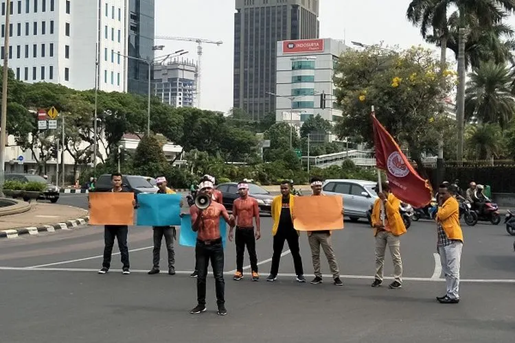 Mahasiswa dari Kendari menggelar aksi demonstrasi di Patung Kuda Ajuna Wiwaha, Jalan Medan Merdeka Barat, Jakarta Pusat/Ayojakarta.com