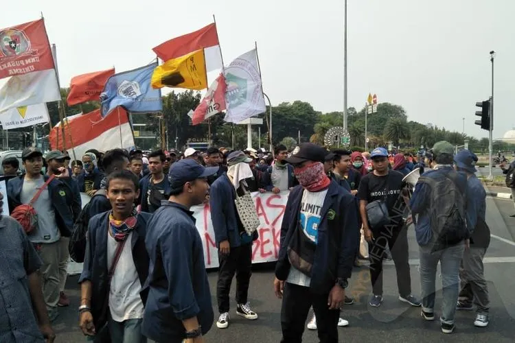 Mahasiswa Unisma Bekasi berkumpul di kawasan Jalan Medan Merdeka Barat sebelum menuju kawasan Gedung Parlemen di Senayan, Jakarta Pusat (Selasa, 24/9/2019)/Ayojakarta.com
