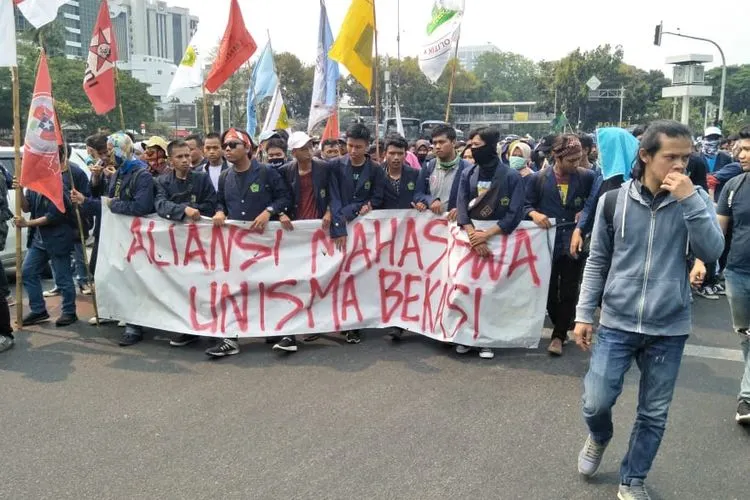 Ratusan mahasiswa dari kawasan Bekasi berunjuk rasa di Jalan Medan Merdeka Barat, Jakarta Pusat, Selasa siang (24/9/2019) setelah diblokade ketika menuju Istana Presiden/Ayojakarta.com