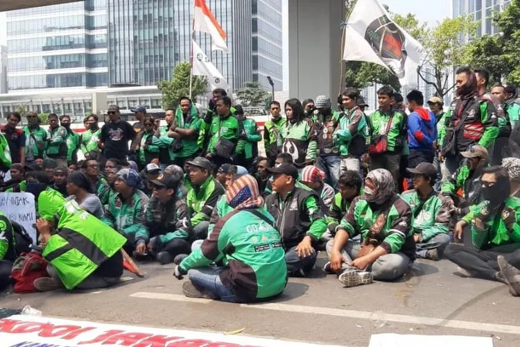 Ribuan sopir ojek online berkonvoi menuju Istana Merdeka, Jakarta Pusat, 27 Maret 2018, untuk menuntut kesamaan tarif antar operator. (Tempo/Subekti)