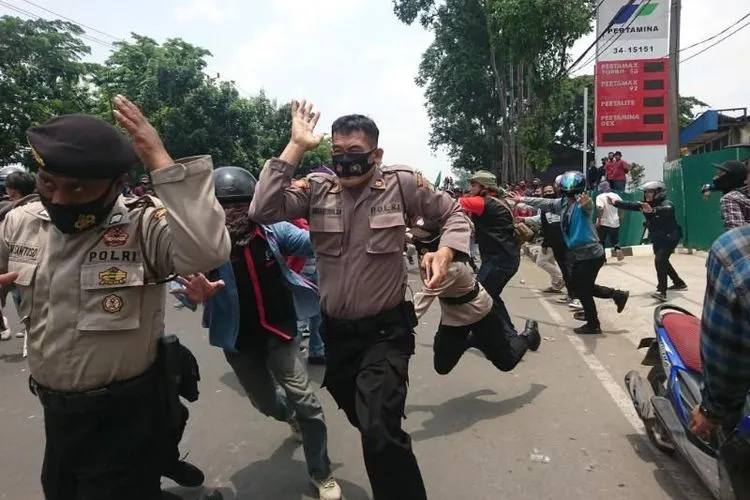 sebagai ilustrasi aksi massa penolak Omnibus Law UU Ciptaker di Jakarta berujung ricuh Kamis lalu/ Suara.com